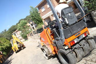 El ayuntamiento de Fuentenovilla realiza trabajos de mantenimiento en las calles de la Urbanizaci&#243;n Las Fuentes