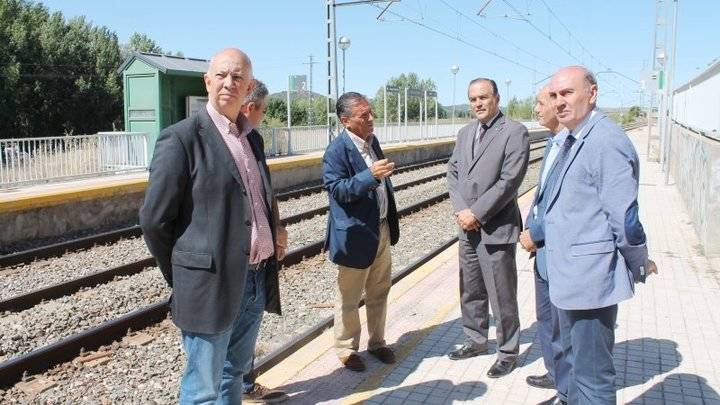 El delegado del Gobierno en Castilla-La Mancha, José Julián Gregorio, en su visita a la estación de Carrascosa de Henares