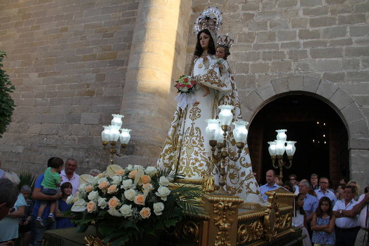 Pareja se prepara para vivir la Fiesta en honor a la Virgen de los Remedios