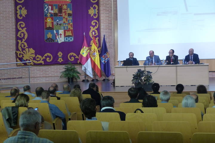 Latre mantiene un encuentro con secretarios y alcaldes para analizar la implantación de la administración electrónica en los ayuntamientos