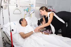 ¡HOLA! Letizia Ortiz reaparece en Barcelona con las víctimas.