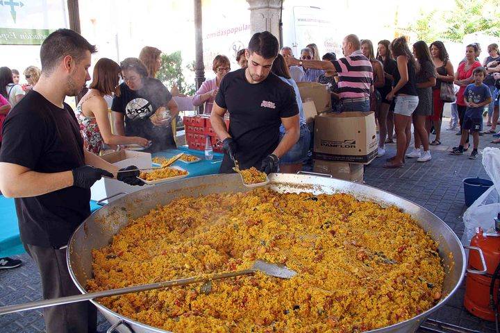 Pareja vivió este sábado un divertido y solidario Día de las Peñas