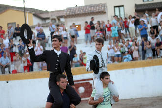 Sánchez y De Manuel salen a hombros del IV Certamen de Tauromaquia de Pastrana que llevará para siempre el nombre de Iván Fandiño