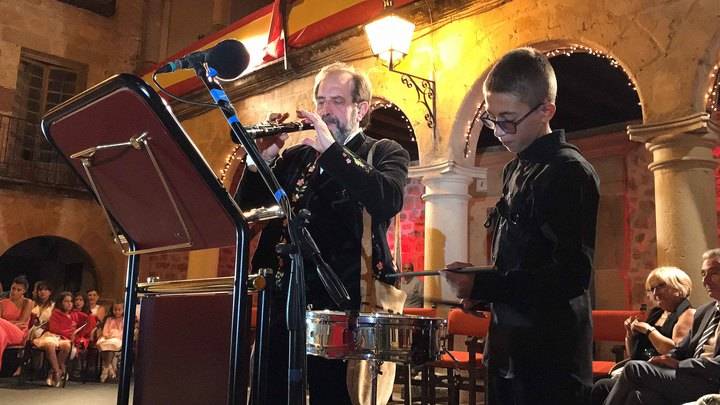 El botero y tamborilero Carlos Blasco pregonó anoche las Fiestas de San Roque de Sigüenza