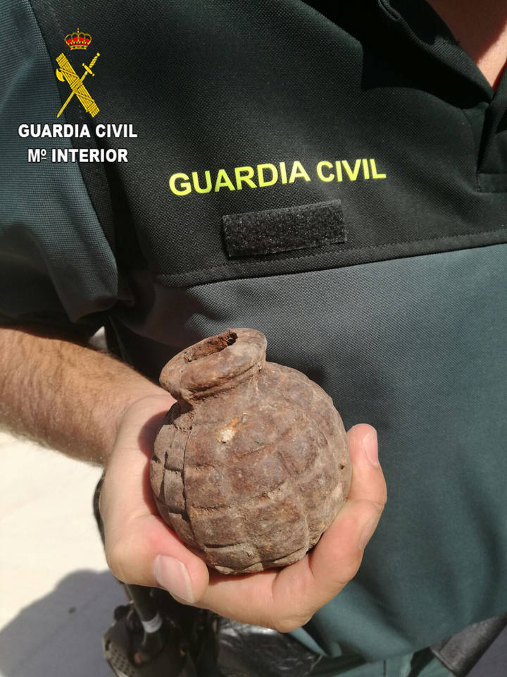 La Guardia Civil recupera una granada de mano en el término municipal de Bujalaro