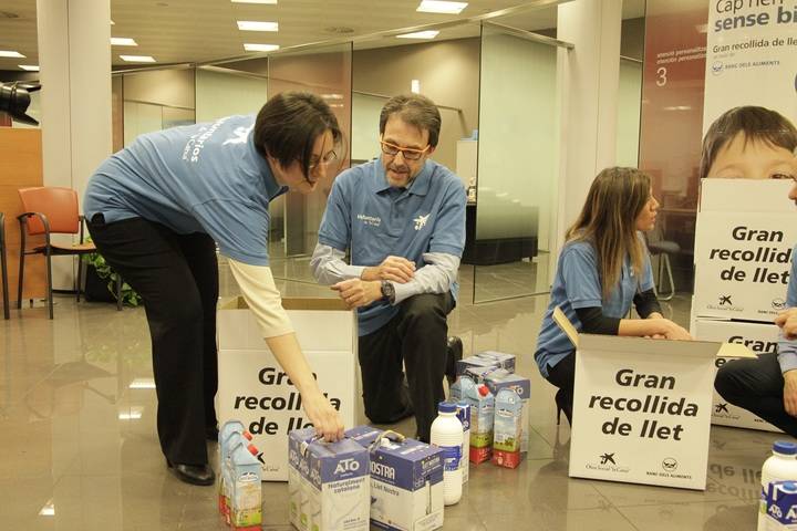 Obra Social ”la Caixa” y FESBAL recogen 5.775 litros de leche para repartirlos por Guadalajara