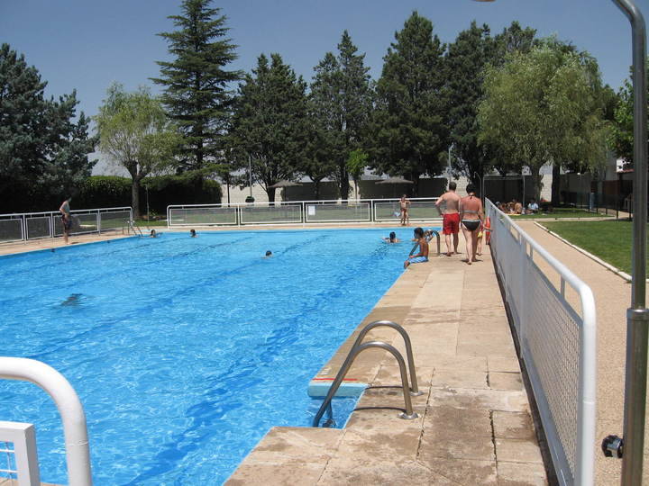 Ahora Yunquera denuncia la privatización del servicio de socorrismo y taquilla en la piscina municipal