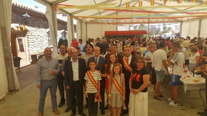 El subdelegado del Gobierno visita a los vecinos de El Pobo de Dueñas durante sus fiestas