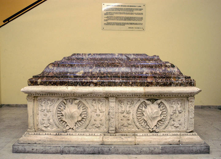 Los sepulcros de las damas mendocinas, detalle monumental de noviembre