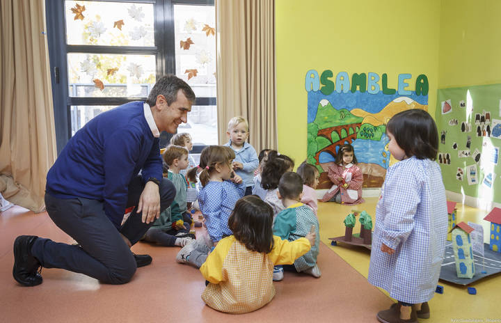 Antonio Román visita la escuela infantil Alfanhuí por el Día Internacional de los Derechos del Niño
