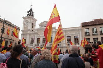 Cientos de personas se concentran en el Ayuntamiento de Guadalajara para defender la unidad de España