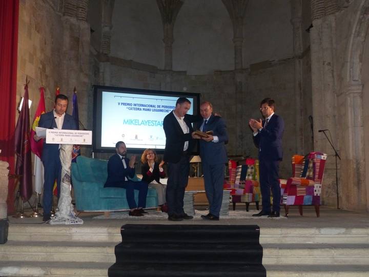 El presidente de Diputación entrega el Premio Internacional de Periodismo ‘Cátedra Manu Leguineche’ a Mikel Ayestaran