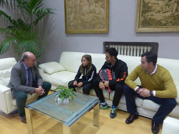 El presidente de la Diputación felicita a la cabanillera Águeda Pérez, campeona del mundo de pádel