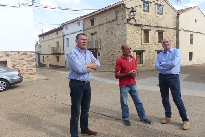 El presidente de Diputación visita El Pedregal para comprobar el proyecto de eficiencia energética