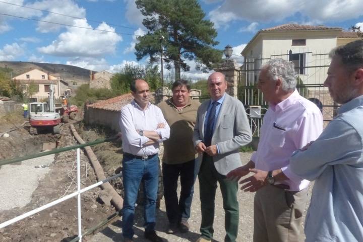 El presidente de la Diputación visita las obras de reparación del colector de Sigüenza