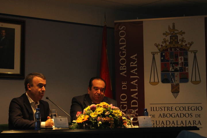 Lorenzo Silva aborda la relación entre derecho y literatura en el Colegio de Abogados de Guadalajara