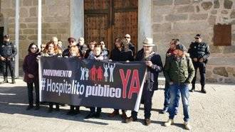 De traca: El diputado podemita por Guadalajara, David Llorente protesta a las puertas de "su propio Gobierno" para abrir el 'Hospitalito del Rey'