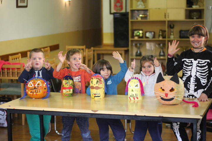 Los parejanos se unen en torno a las costumbres del Día de Los Santos