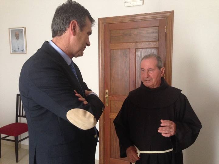 Román se despide, en nombre de la ciudad, de los hermanos franciscanos que dejan Guadalajara