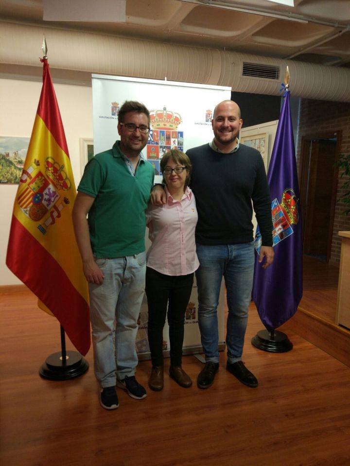 El diputado de Deportes muestra su apoyo a la nadadora Marta Martínez que compite en el Campeonato de Europa de Natación