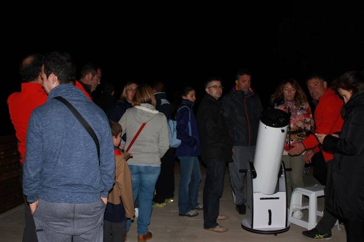 Cerca de 200 personas celebran en Valdenazar la Noche Internacional de la Observación de la Luna