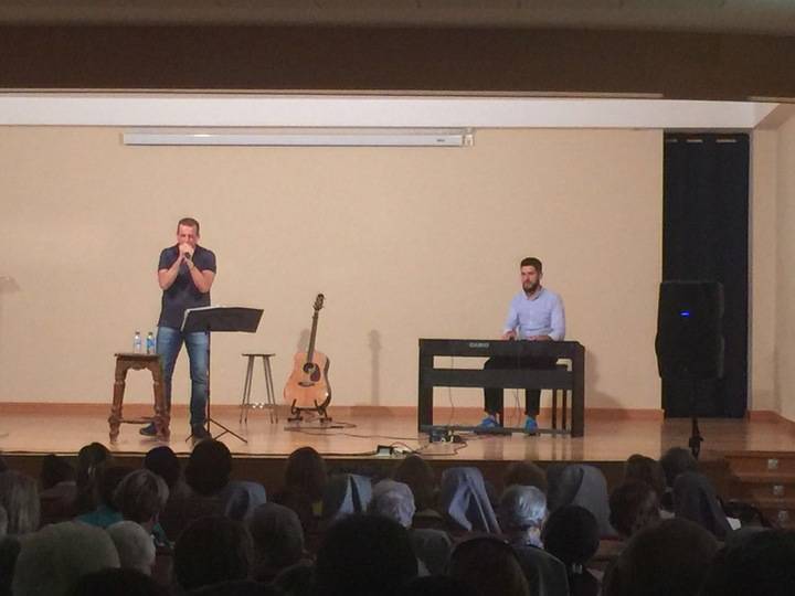 El cantautor católico Nico Montero ofreció un concierto en Adoratrices