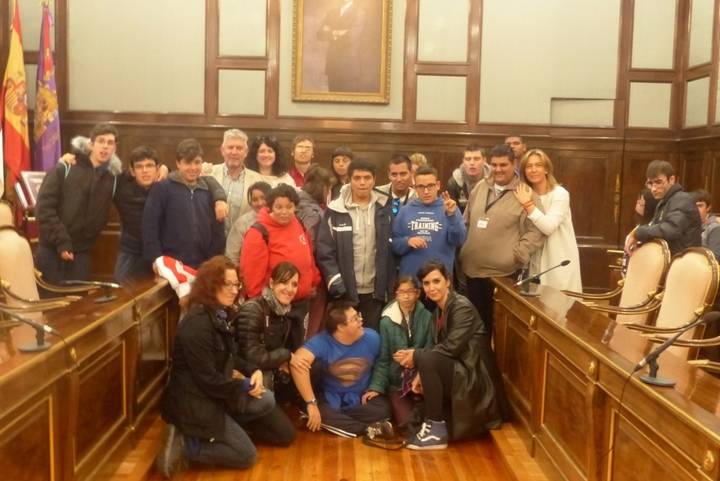 Alumnos del Colegio de Educación Especial Virgen del Amparo visitan el Palacio Provincial