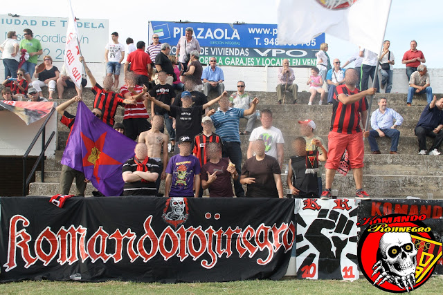 El autodenominado Komando Rojinegro, grupo ultra de extrema izquierda del C.D. Azuqueca.