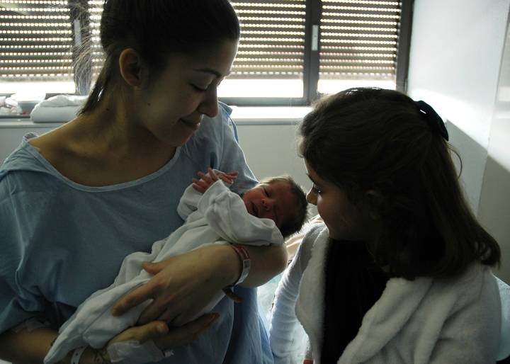 El primer bebé nacido en 2018 en el Hospital de Guadalajara ha sido un niño, llamado Oliver