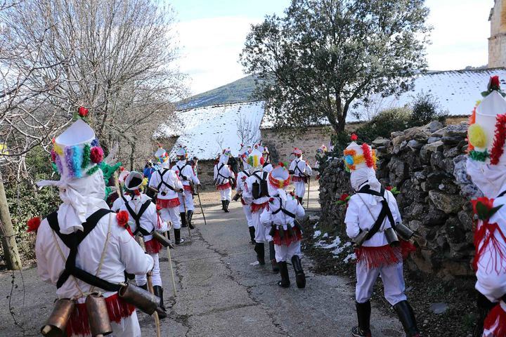 Botargas y mascaritas esparcen fertilidad a la tierra y buenos augurios a los presentes en el Carnaval de Almiruete