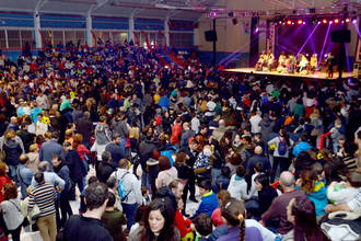 A pesar del mal tiempo, miles de azudenses han asistido a la Cabalgata de los Reyes Magos de Oriente