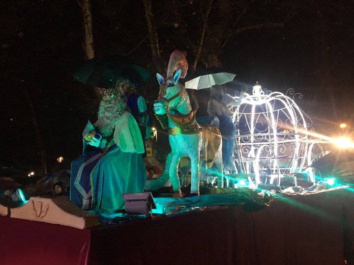 Lloviendo con intensidad llegaron los Reyes Magos a Brihuega