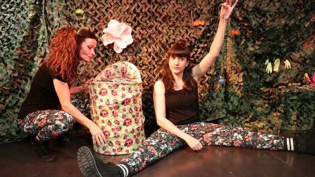 Lleno en la Biblioteca de Alovera con el estreno de ‘Burbujas, Alas y Escamas’ de Comando Teatral