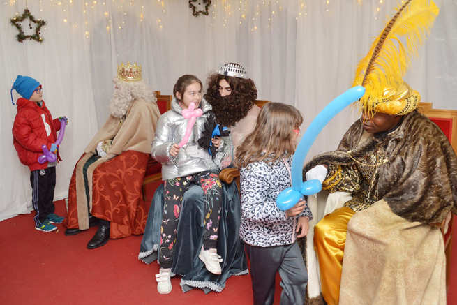 Los Reyes Magos, en la carpa instalada en la Plaza Navideña. Fotografía: Álvaro Díaz Villamil / Ayuntamiento de Azuqueca