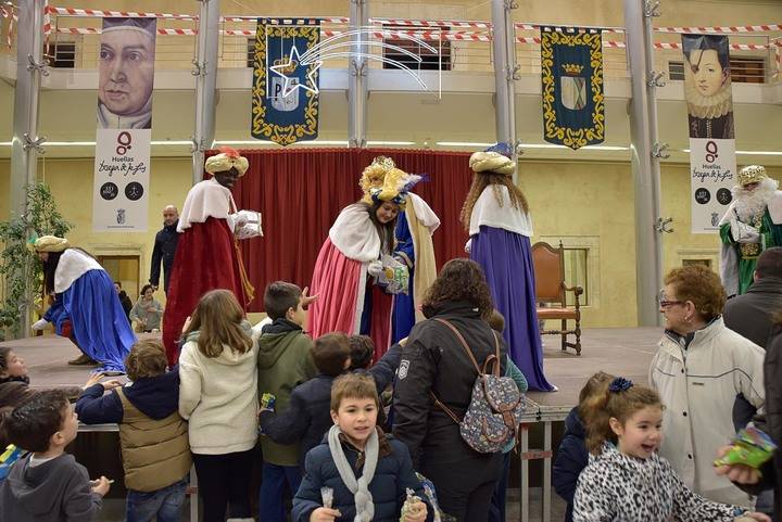 Los Reyes Magos recibieron a todos los niños de Pastrana en el Palacio Ducal