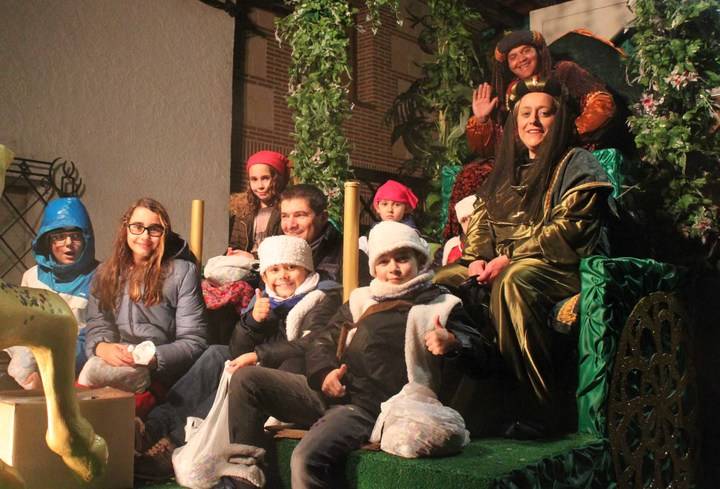 Mucha ilusión, pero bajo el agua, en la Cabalgata de Reyes 2018 de Cabanillas del Campo