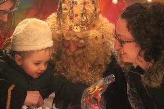 Mucha ilusión, pero bajo el agua, en la Cabalgata de Reyes 2018 de Cabanillas del Campo