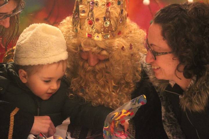 Mucha ilusión, pero bajo el agua, en la Cabalgata de Reyes 2018 de Cabanillas del Campo