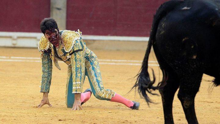Cayetano Rivera sufre una grave cogida en la Feria del Pilar de Zaragoza