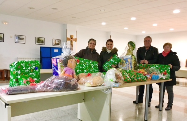 El PP de Villanueva entrega a Cáritas lo conseguido en los ‘Populares Solidarios’