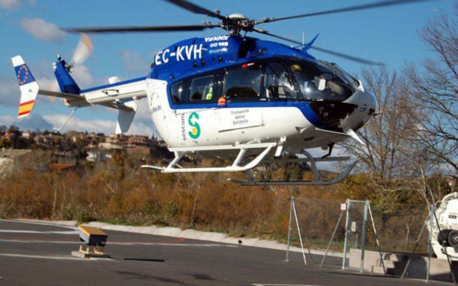 Trasladan en helicóptero a uno de los tres atrapados en un choque frontal en Daimiel