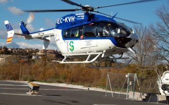 Trasladan en helicóptero a uno de los tres atrapados en un choque frontal en Daimiel