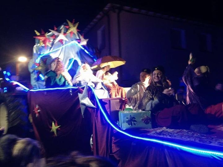 La lluvia no pudo con la Cabalgata de Reyes en Valderrebollo, que congregó a más de 500 personas de 6 pueblos de la zona