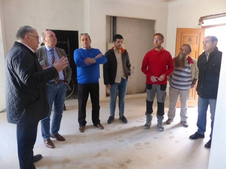 Latre visita Illana para comprobar las obras de reforma del Palacio de Goyeneche con cargo al Plan Provincial