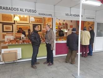 El presidente de la Diputación visita la Feria Navideña del Regalo Artesano en Guadalajara