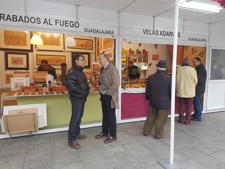El presidente de la Diputación visita la Feria Navideña del Regalo Artesano en Guadalajara