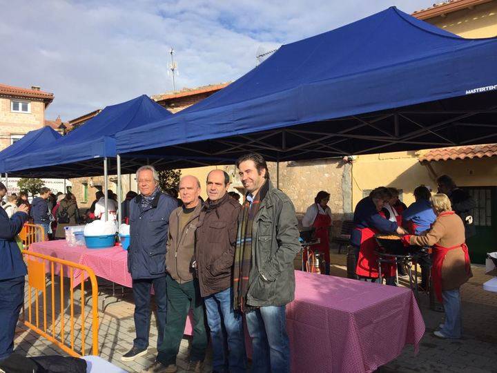 El vicepresidente tercero de la Diputación asiste a la tradicional Fiesta de la Matanza de Henche
