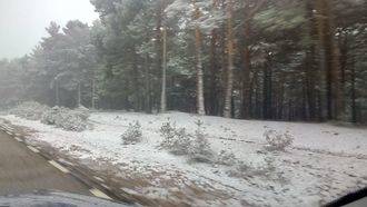 El temporal de nieve atrapa a tres personas en Majaelrayo