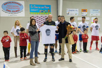 Luis Aragonés y el público: ganadores del Partido de La Esperanza