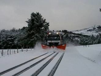 Una quincena de vehículos atrapados por la nieve en la provincia de Guadalajara